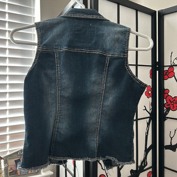 Maurice’s Jean Vest Size Large Only worn a few times. Wear over summer dresses. - Picture 2 of 6